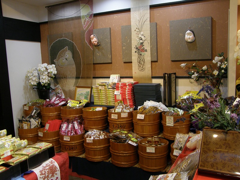 お面が壁掛けに　和の佇まいです