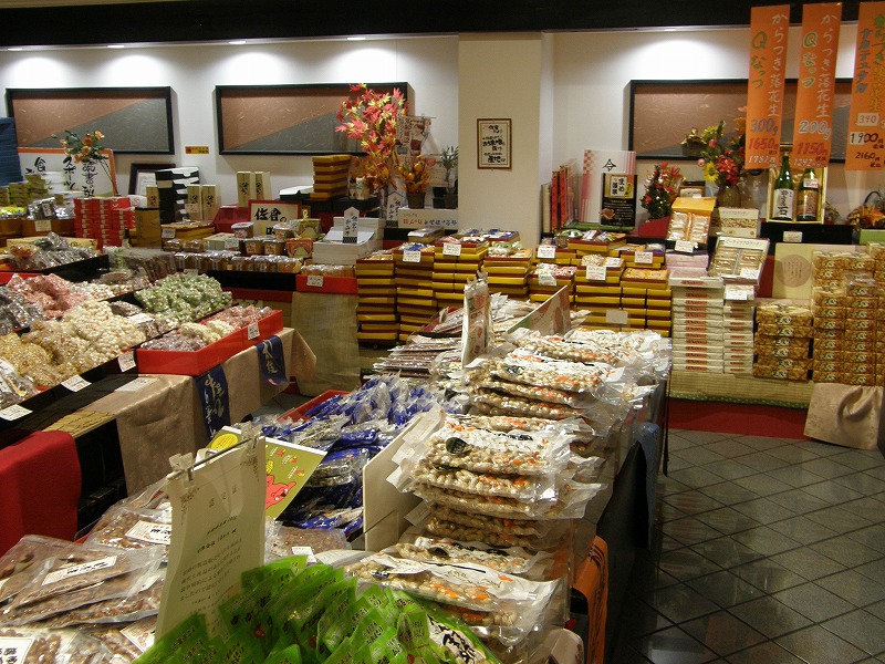 多くの落花生製品　壁の装飾は女性店主のセンスとか　good！