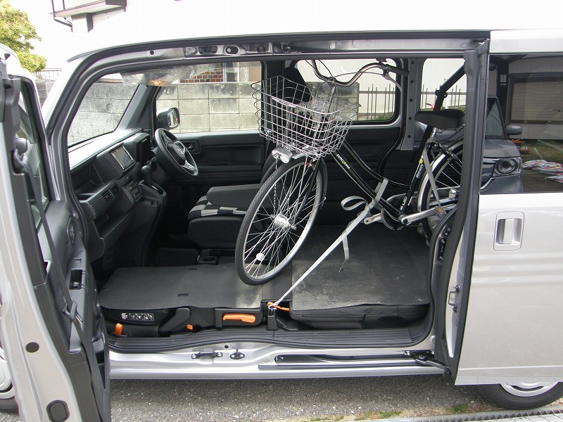助手席まで床がフラットで、内部フックも良い位置に